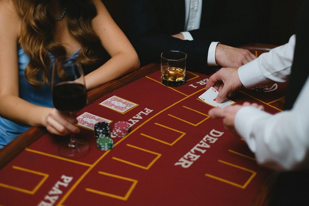 Bàn baccarat với ba cửa Banker, Player và Tie nhìn rõ khu vực đặt cược