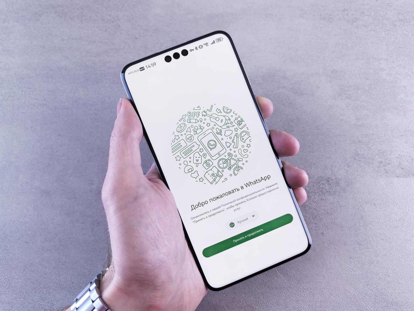 Người chơi xem lại lịch sử cược trên điện thoại để kiểm tra tính minh bạch