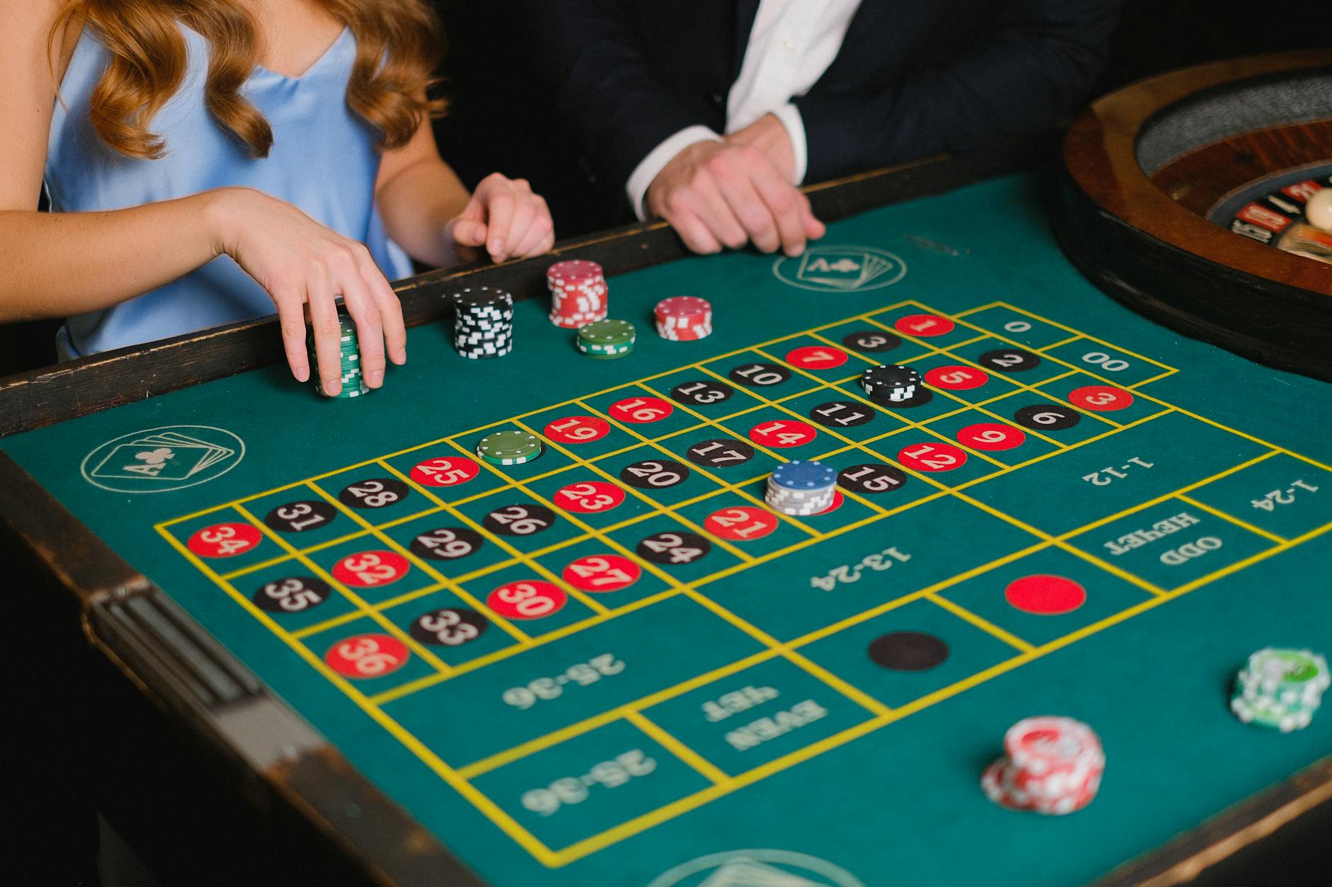 Người chơi đặt chip trên bàn roulette châu mỹ trong phòng live casino