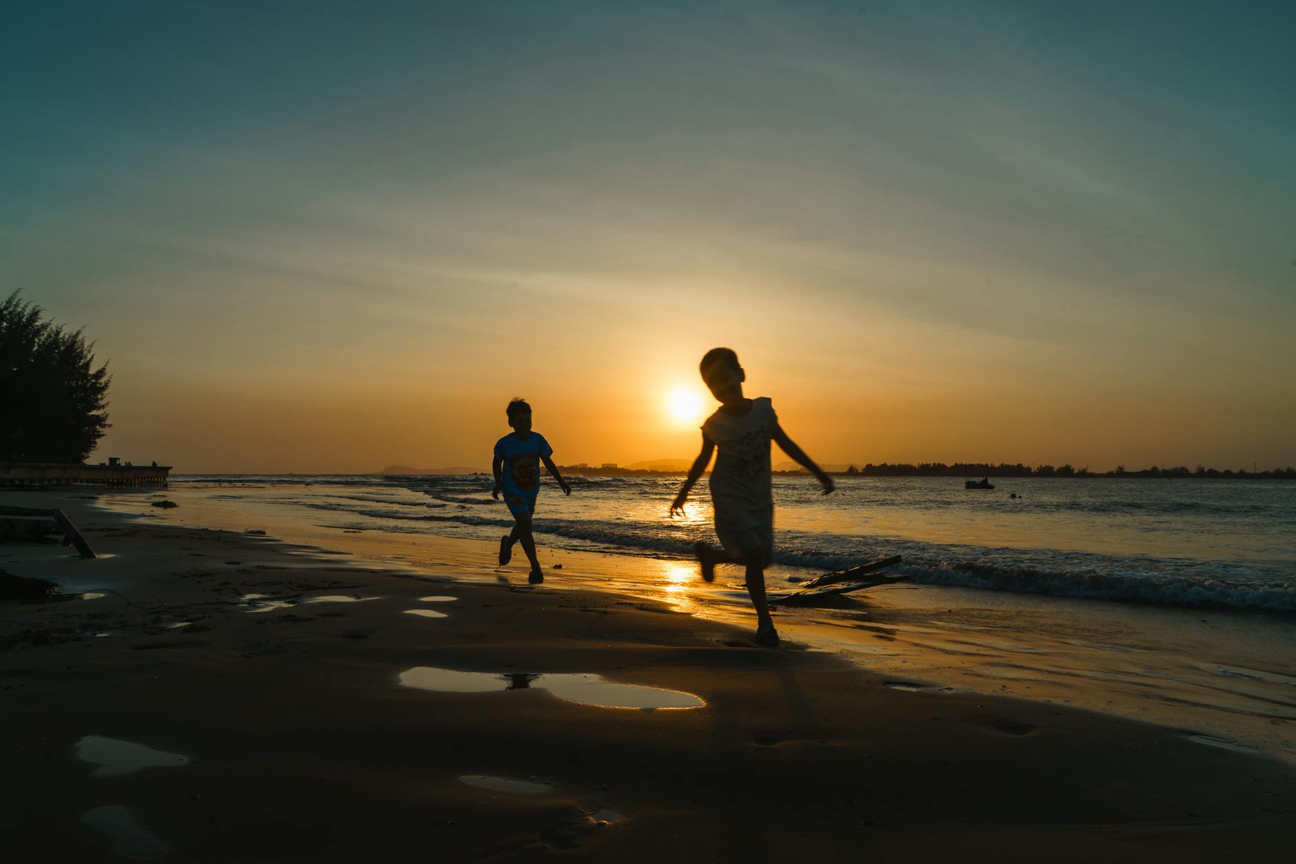 Cận cảnh thao tác chạm màn hình khi chơi bắn cá trên điện thoại