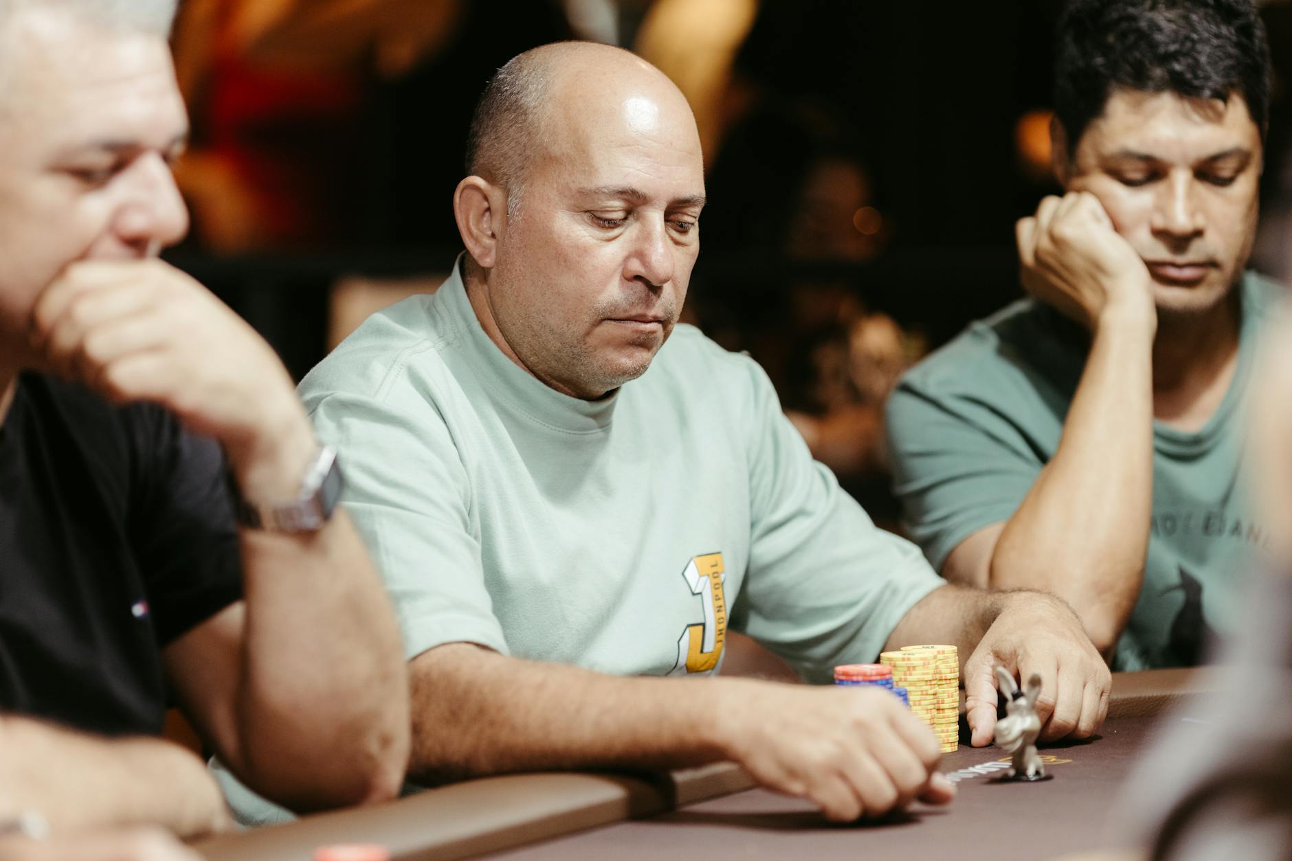 Người chơi poker đang cân nhắc bluff tại bàn Texas Hold'em