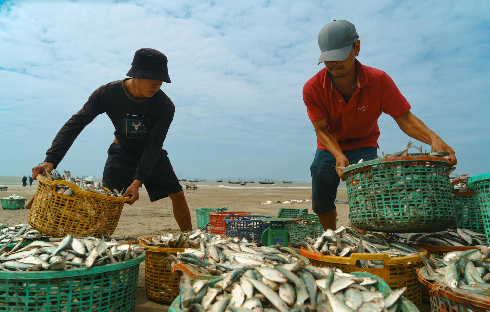 Người dùng mở giao diện bắn cá trên điện thoại để vào phòng chơi