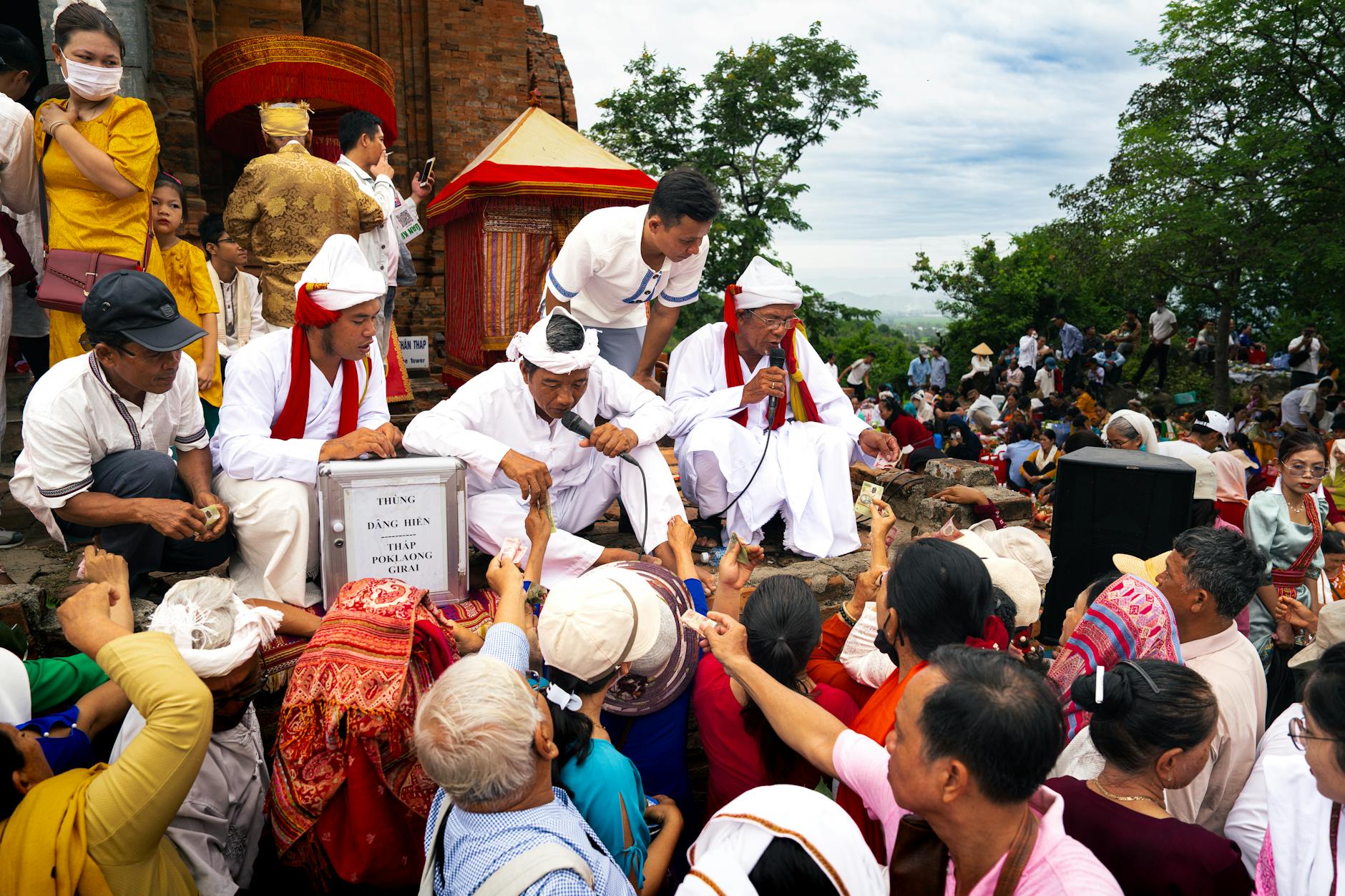 Người xem theo dõi trận đấu và phân tích số liệu live để chọn kèo hợp lý