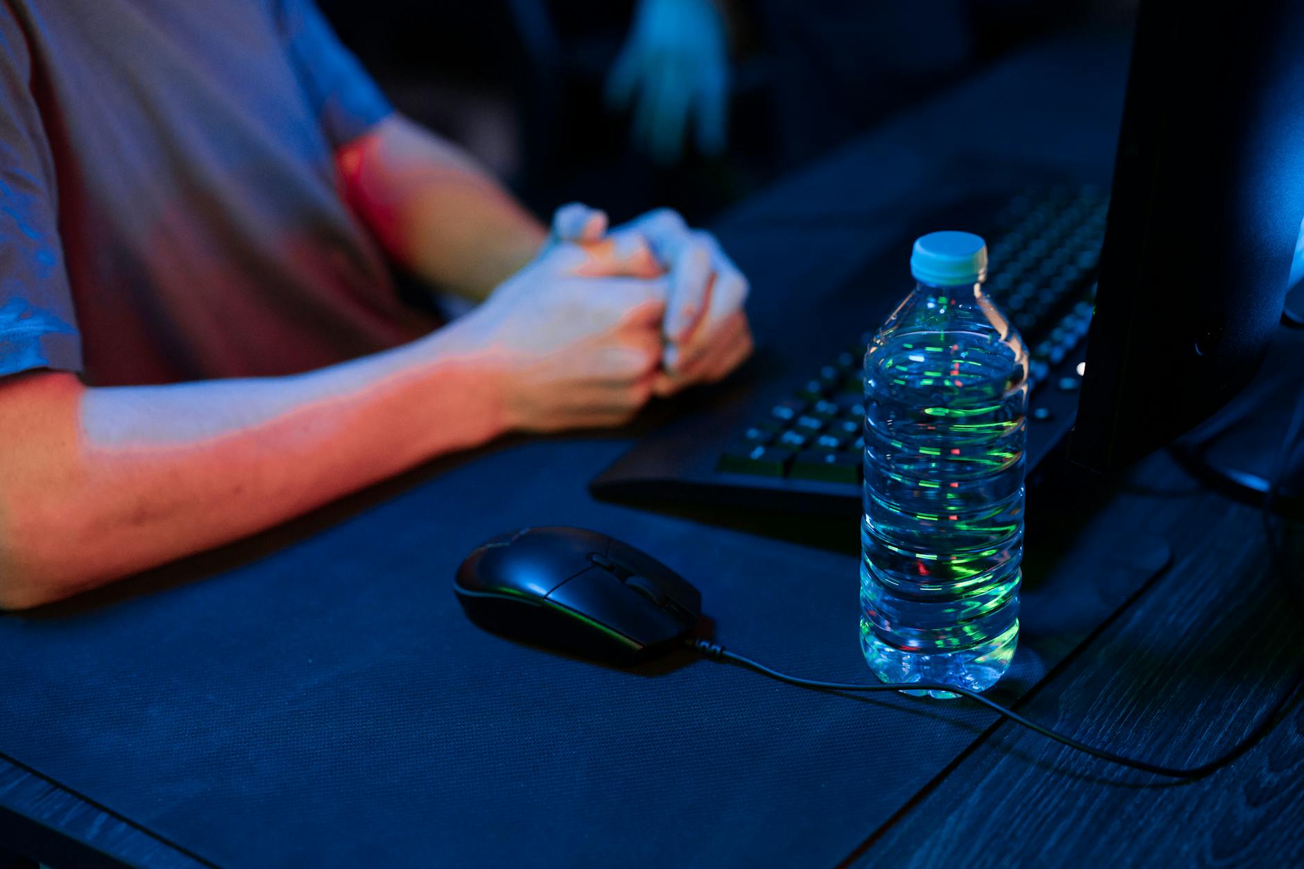 Người chơi nghỉ ngơi và uống nước sau khi dừng phiên chơi đêm