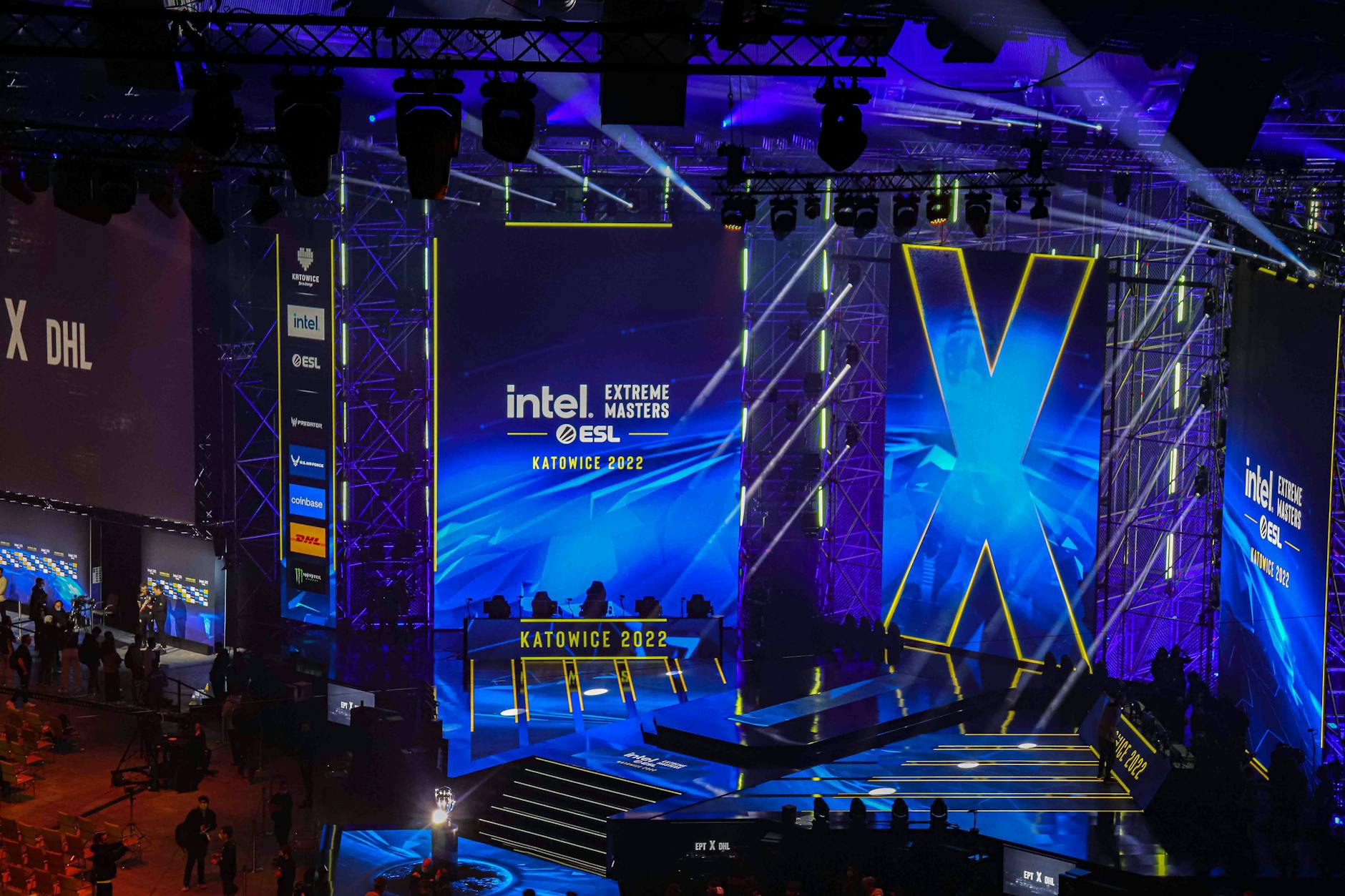 Khung cảnh giải đấu Dota 2 chuyên nghiệp với trận đấu đang diễn ra