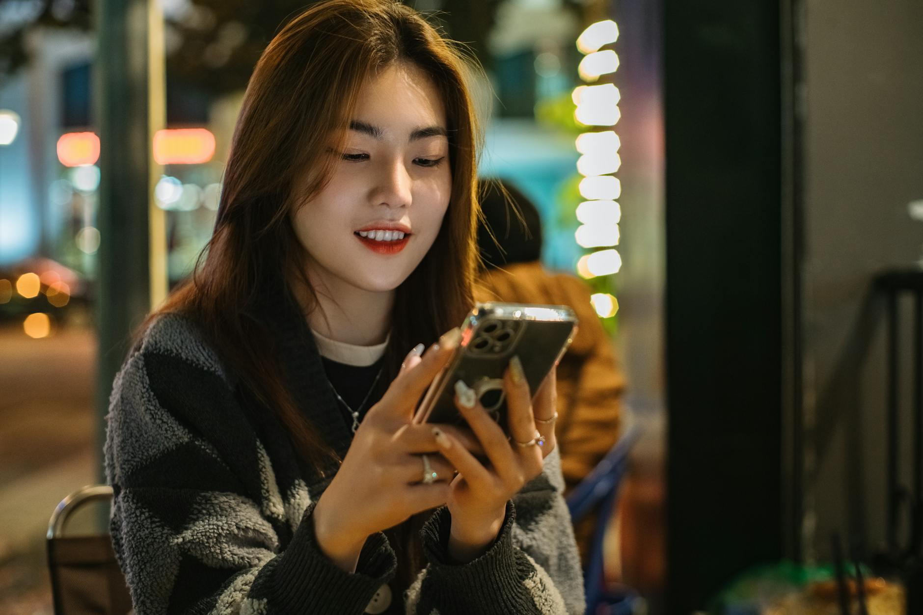 Người dùng thao tác đăng ký tài khoản trên điện thoại