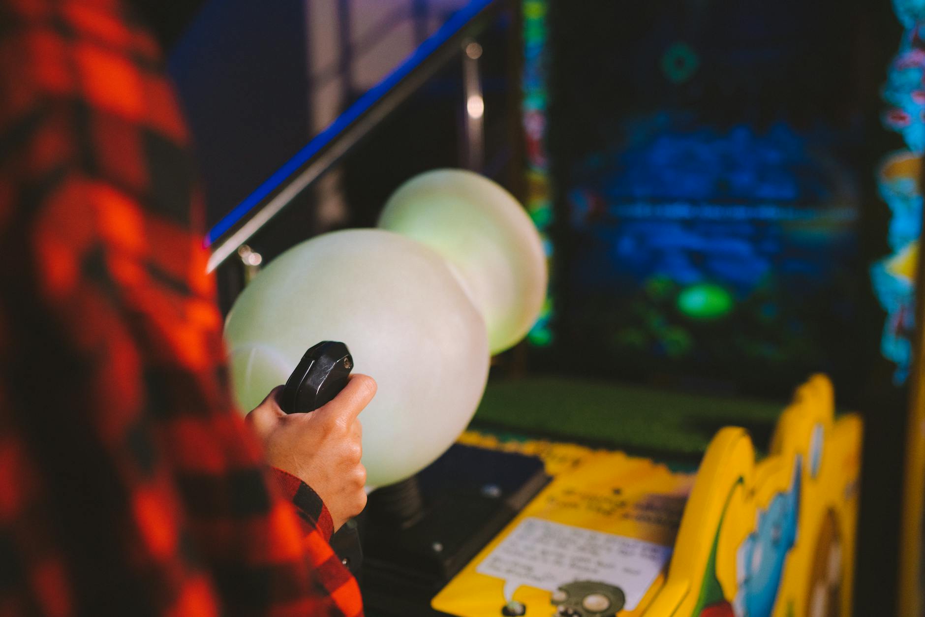 Màn hình game bắn cá với đàn cá di chuyển theo cụm dưới đại dương