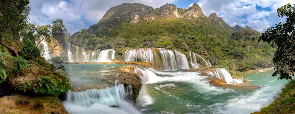 Hai đội bóng thi đấu cởi mở trong một trận có nhịp độ cao