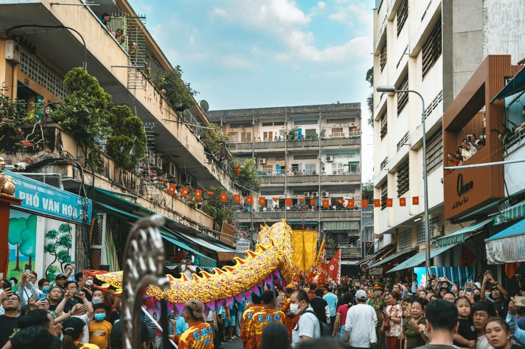 Sân đấu đá gà truyền thống với trọng tài đứng quan sát