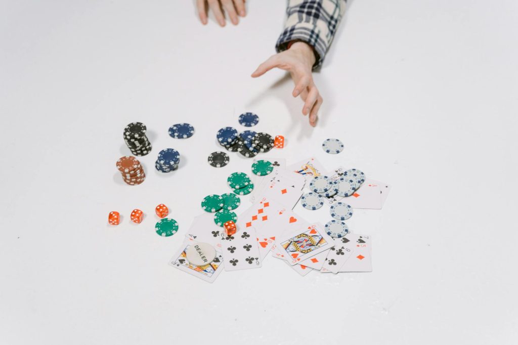 Người chơi quan sát bàn bài cào online trước khi đặt cược