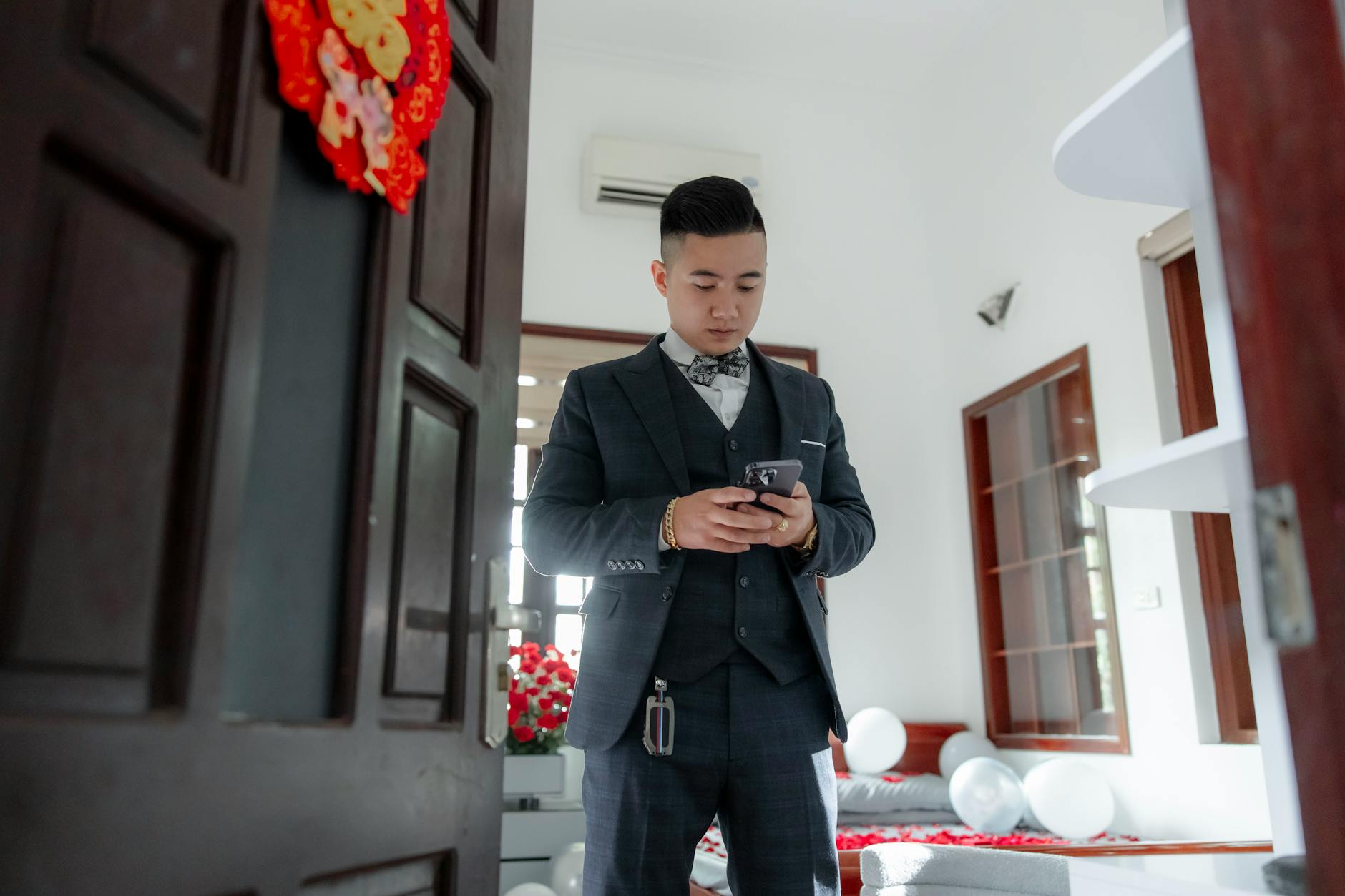 Thao tác xác minh thông tin tài khoản ngân hàng trên điện thoại