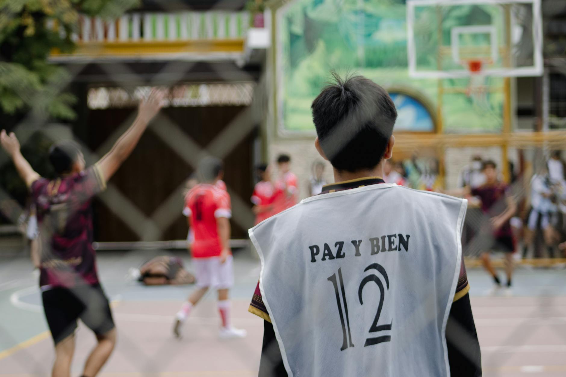 Huấn luyện viên bóng rổ chỉ đạo chiến thuật bên đường biên