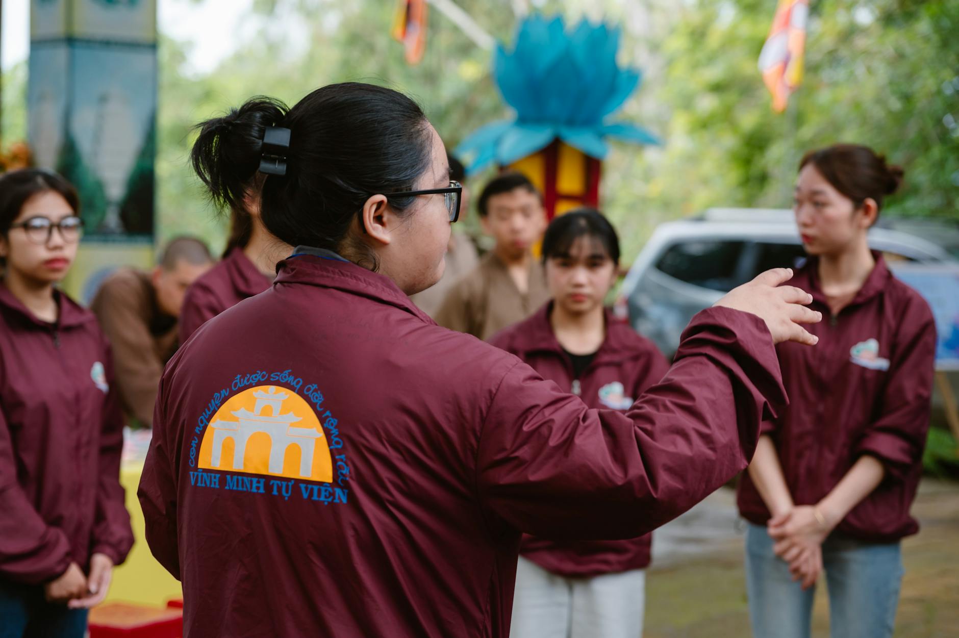 Huấn luyện viên đang chỉ đạo chiến thuật trong trận đấu bóng đá