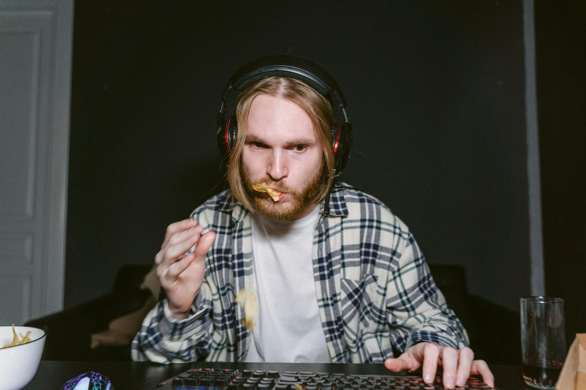 Người chơi ghi chú quản lý vốn trước khi tham gia game bài