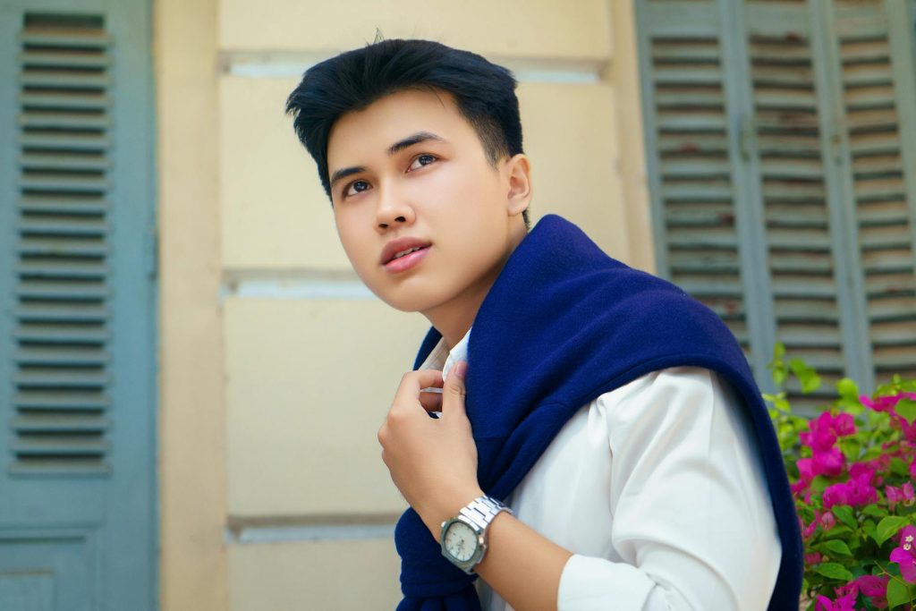 Người dùng thao tác xổ số online trên điện thoại