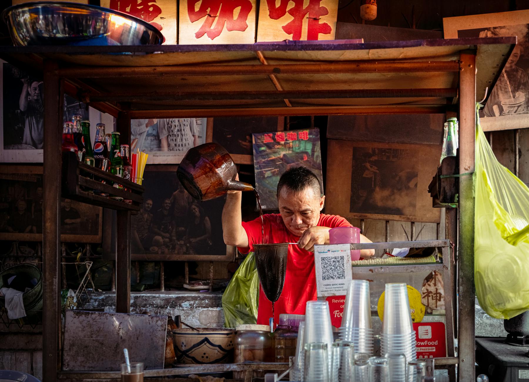 Người dùng theo dõi xổ số trực tuyến trên điện thoại